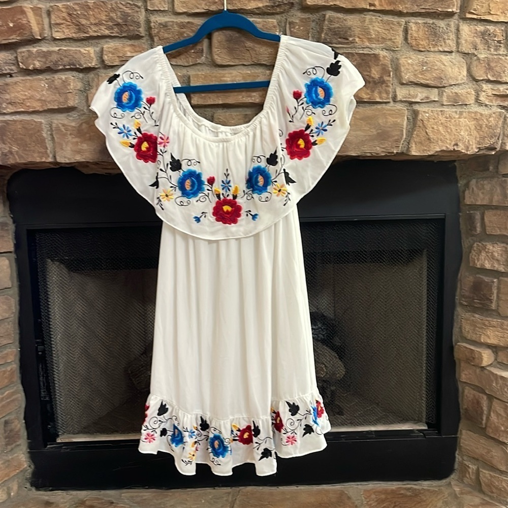 NWOT White festive off the shoulder lined dress w/ red & blue flowers. Large
